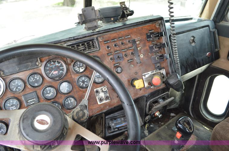 image for item I4521 1993 Peterbilt 378 semi truck
