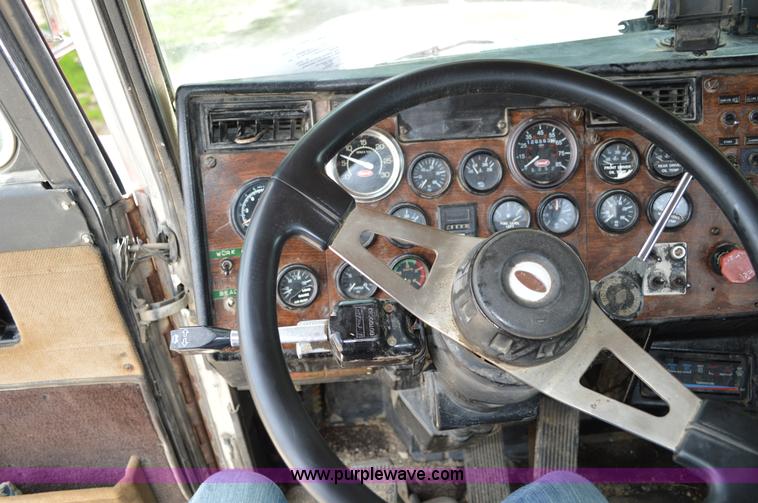 image for item I4521 1993 Peterbilt 378 semi truck