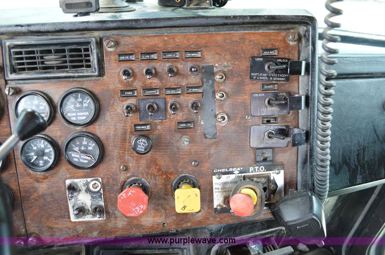 image for item I4521 1993 Peterbilt 378 semi truck