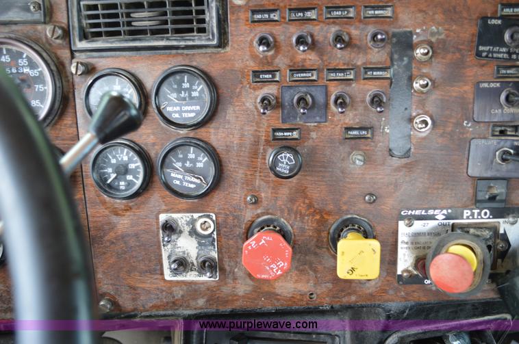 image for item I4521 1993 Peterbilt 378 semi truck