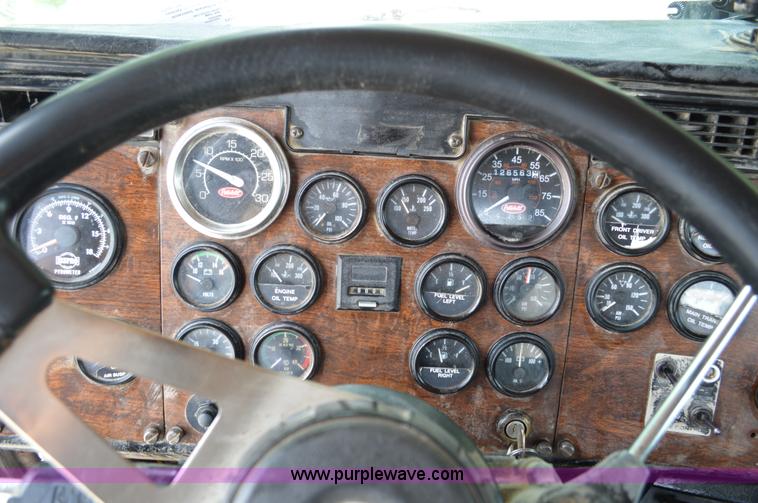 image for item I4521 1993 Peterbilt 378 semi truck