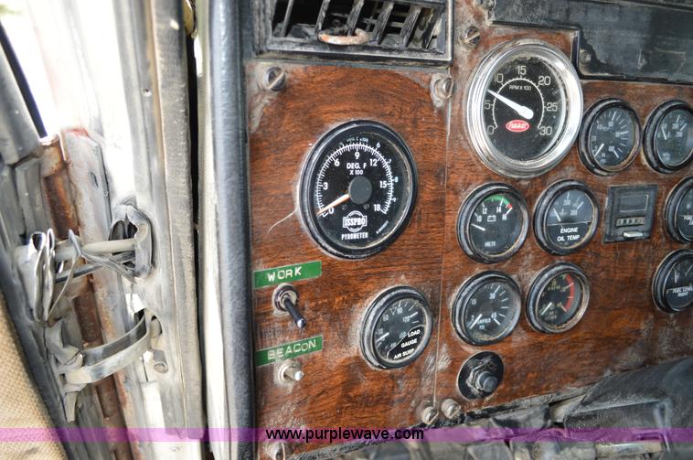 image for item I4521 1993 Peterbilt 378 semi truck