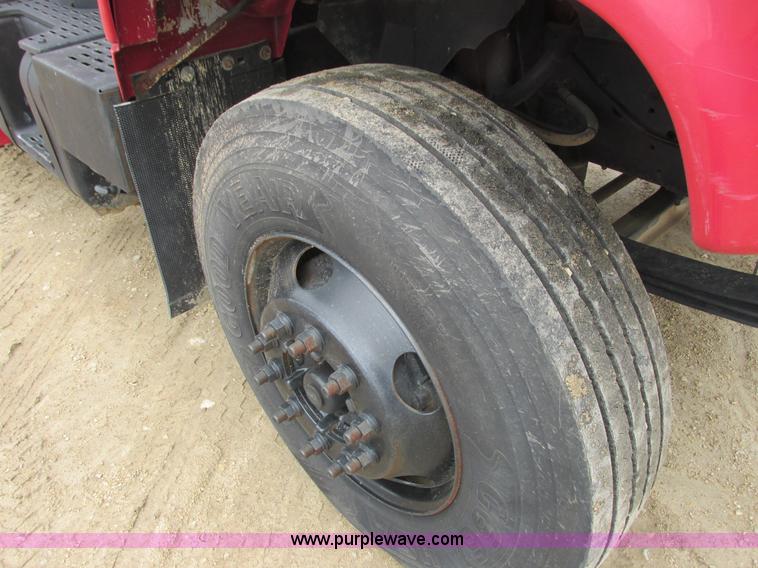 image for item J1768 2000 GMC C7500 service truck with crane