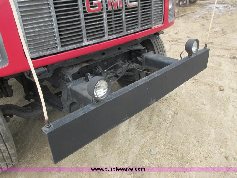 image for item J1768 2000 GMC C7500 service truck with crane