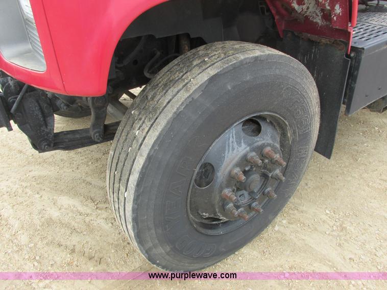 image for item J1768 2000 GMC C7500 service truck with crane