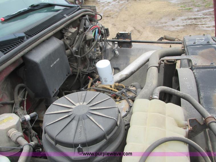 image for item J1768 2000 GMC C7500 service truck with crane