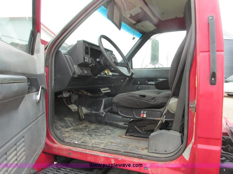 image for item J1768 2000 GMC C7500 service truck with crane