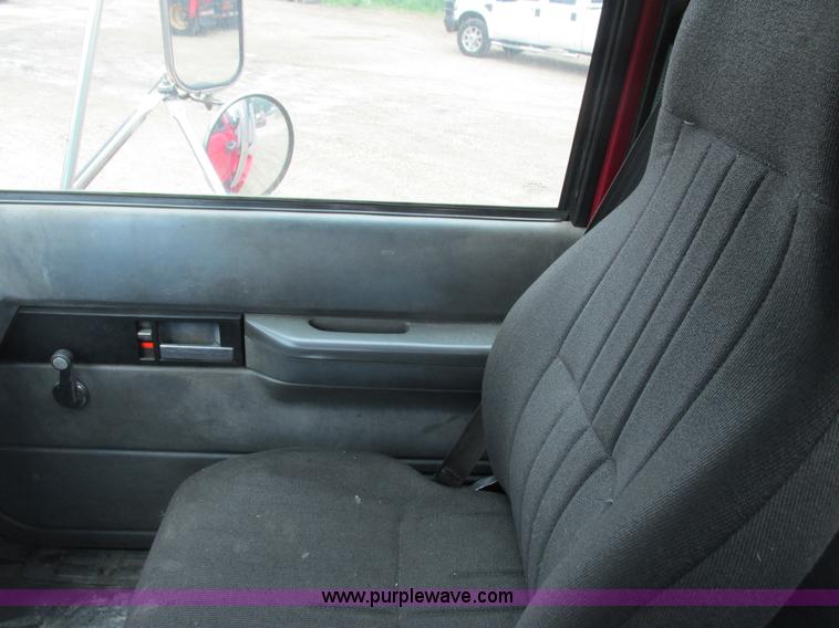 image for item J1768 2000 GMC C7500 service truck with crane