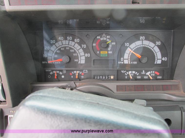 image for item J1768 2000 GMC C7500 service truck with crane