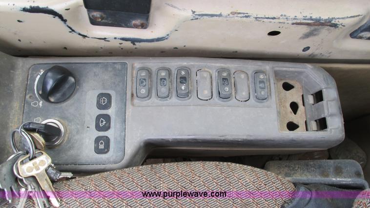 image for item J8523 1999 Caterpillar 325BL excavator