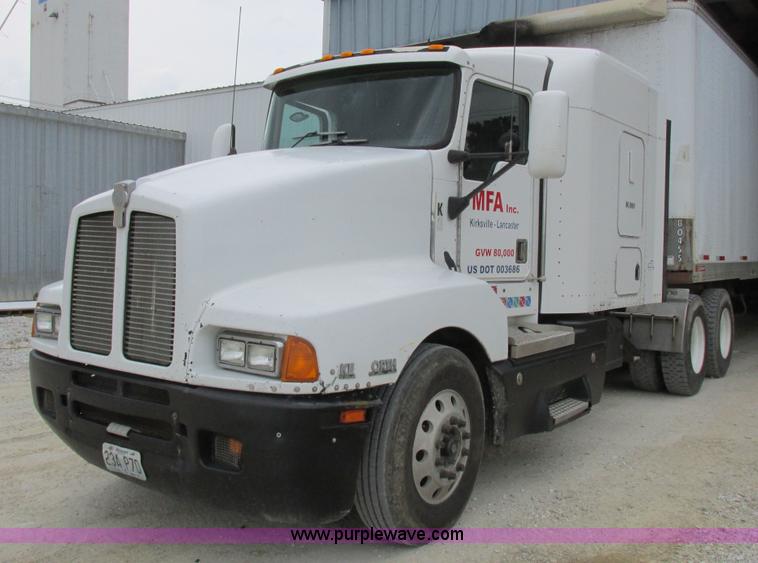 image for item K2150 1999 Kenworth T600B semi truck