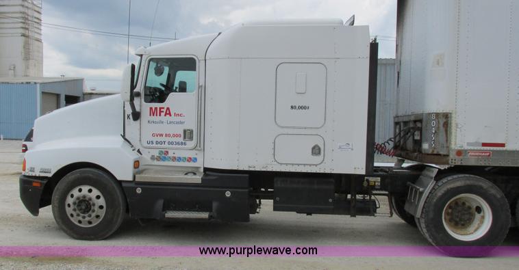 image for item K2150 1999 Kenworth T600B semi truck