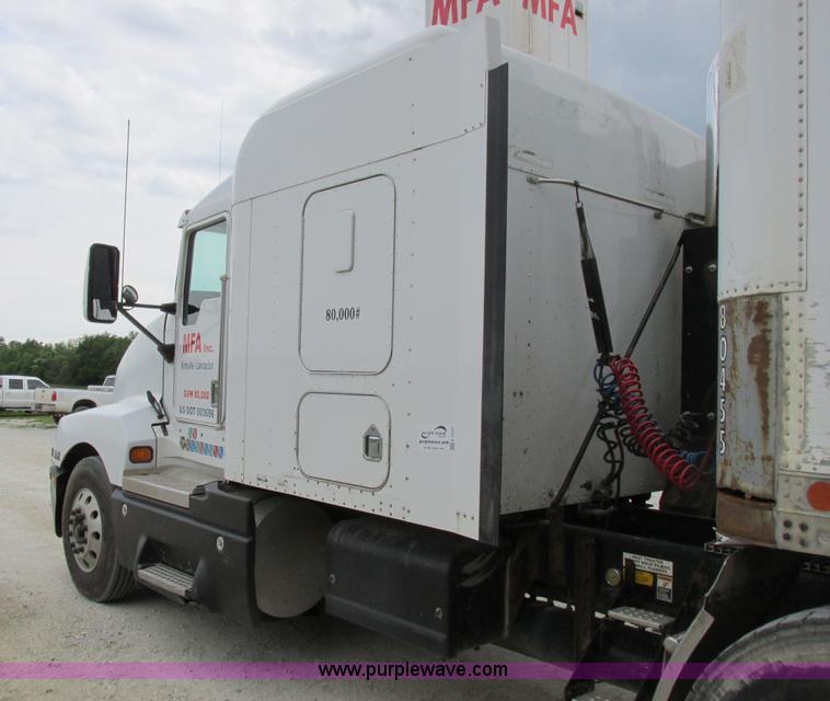 image for item K2150 1999 Kenworth T600B semi truck