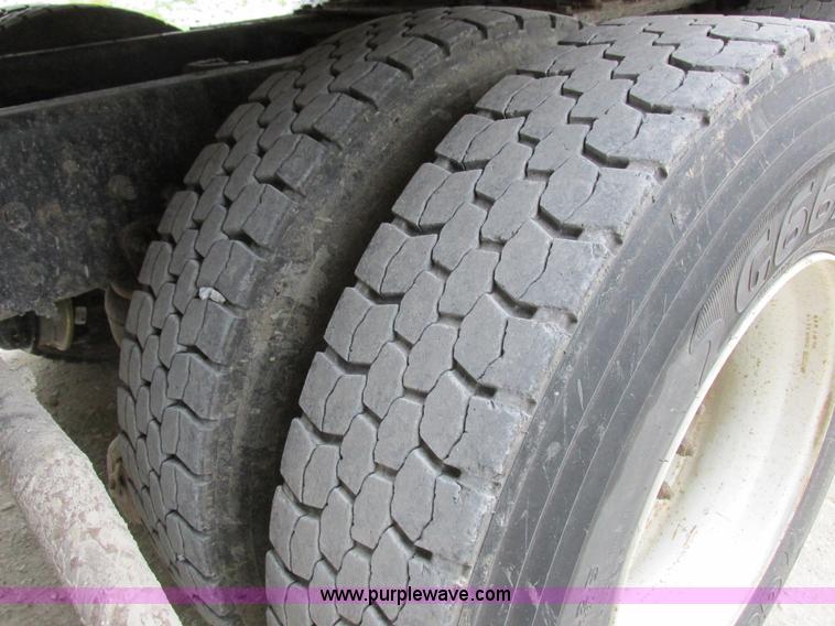 image for item K2150 1999 Kenworth T600B semi truck