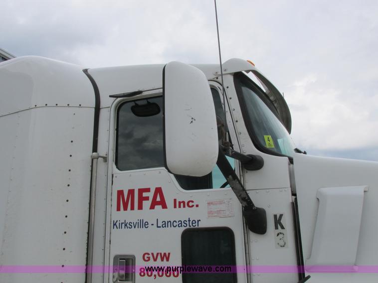 image for item K2150 1999 Kenworth T600B semi truck