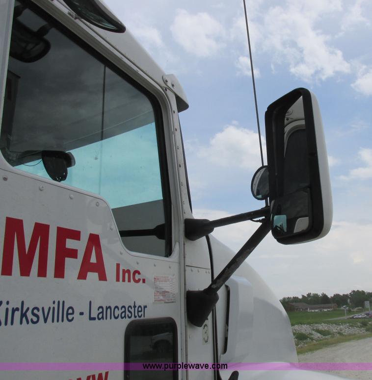 image for item K2150 1999 Kenworth T600B semi truck