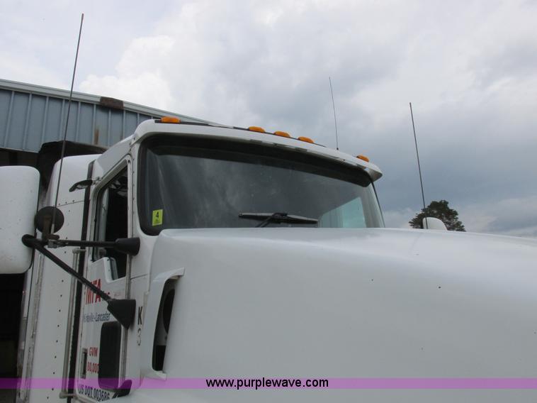 image for item K2150 1999 Kenworth T600B semi truck