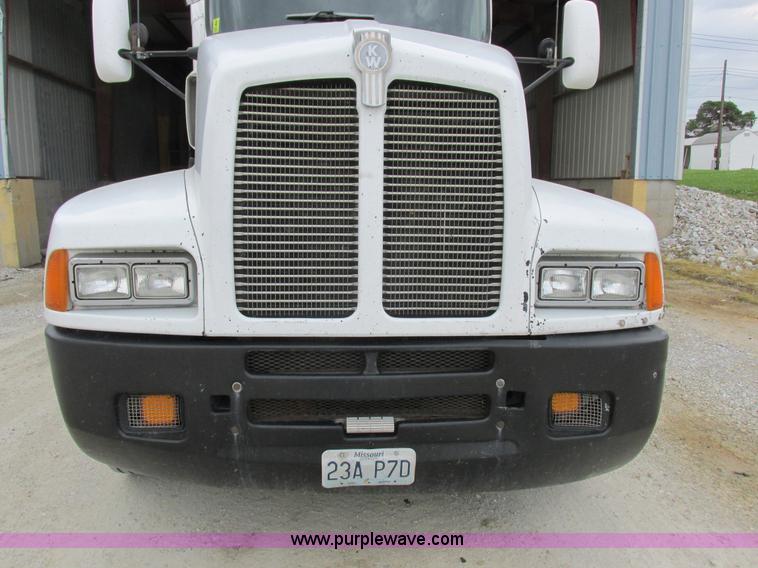 image for item K2150 1999 Kenworth T600B semi truck