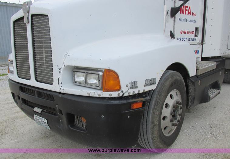 image for item K2150 1999 Kenworth T600B semi truck