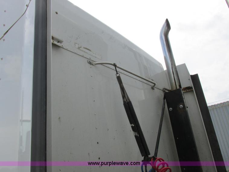 image for item K2150 1999 Kenworth T600B semi truck