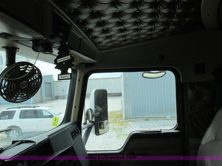 image for item K2150 1999 Kenworth T600B semi truck