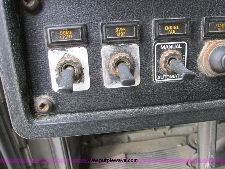 image for item K2150 1999 Kenworth T600B semi truck