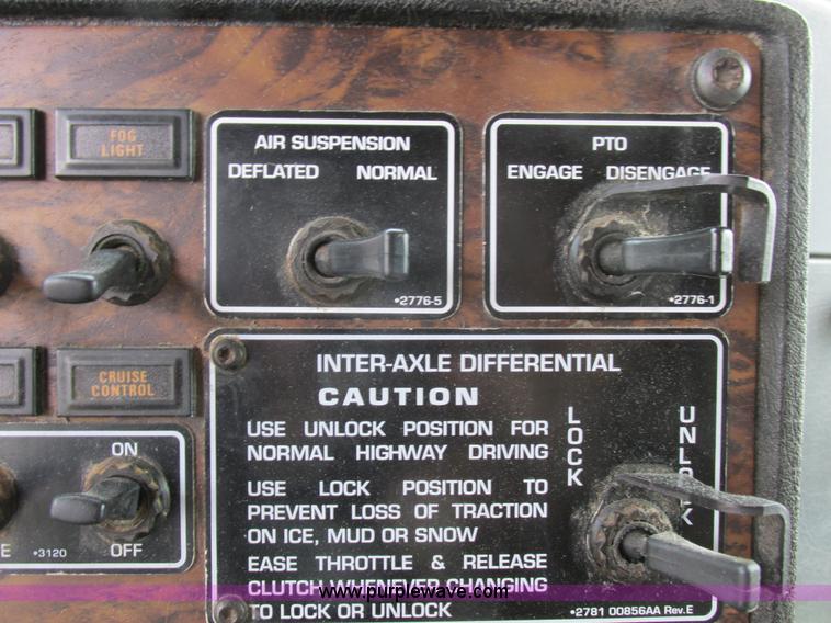 image for item K2150 1999 Kenworth T600B semi truck