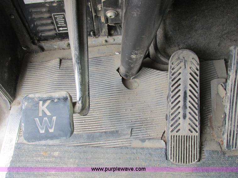 image for item K2150 1999 Kenworth T600B semi truck