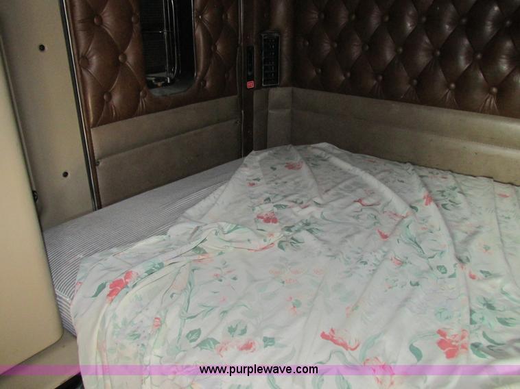 image for item K2150 1999 Kenworth T600B semi truck