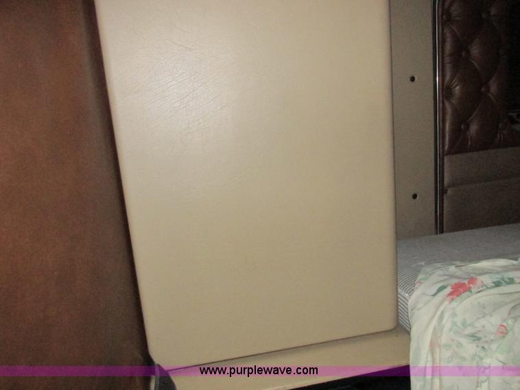 image for item K2150 1999 Kenworth T600B semi truck