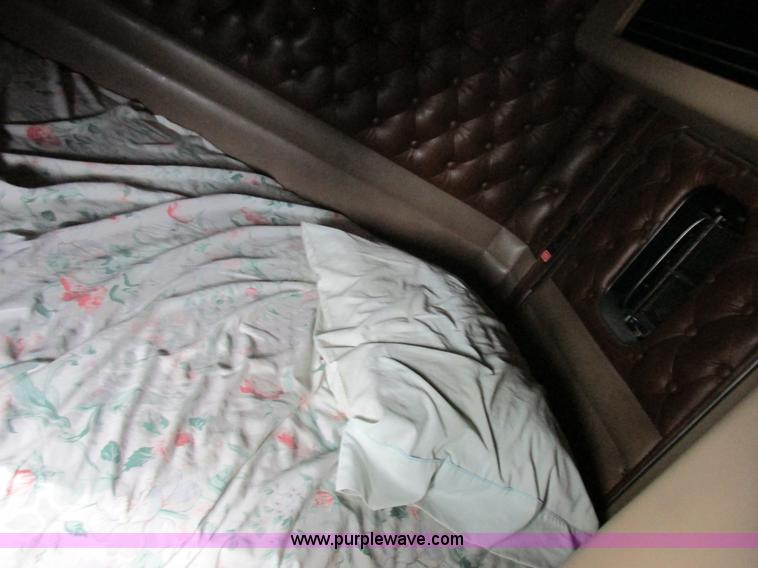 image for item K2150 1999 Kenworth T600B semi truck