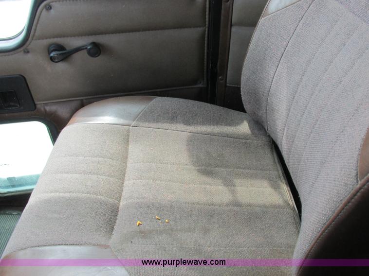 image for item K2150 1999 Kenworth T600B semi truck