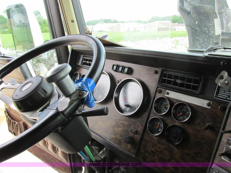 image for item K2150 1999 Kenworth T600B semi truck