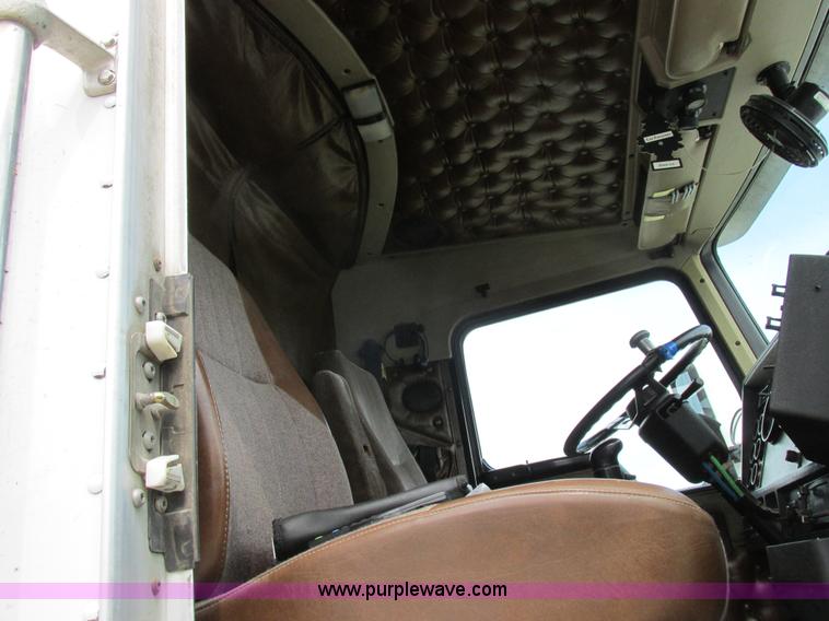 image for item K2150 1999 Kenworth T600B semi truck