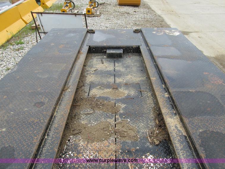 image for item K5058 2003 Eager Beaver 50GSL/3 equipment trailer