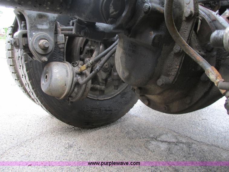 image for item K5081 1995 Peterbilt 379 tri axle semi truck