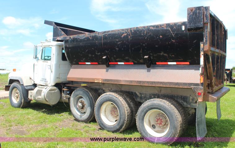 image for item K6976 1997 Mack RD690S dump truck