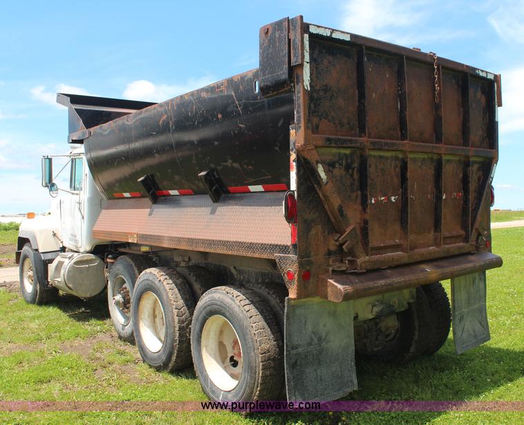 image for item K6976 1997 Mack RD690S dump truck