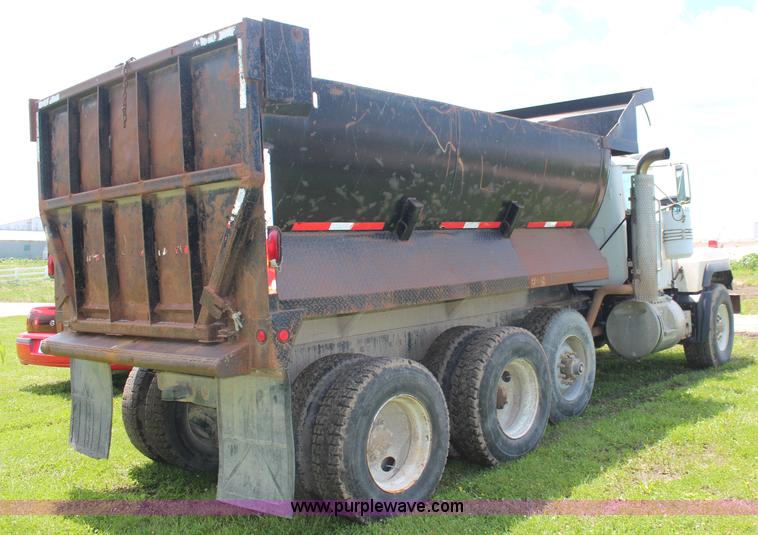image for item K6976 1997 Mack RD690S dump truck