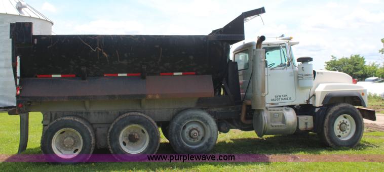 image for item K6976 1997 Mack RD690S dump truck