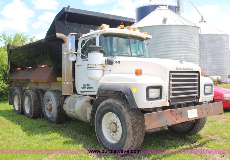 image for item K6976 1997 Mack RD690S dump truck
