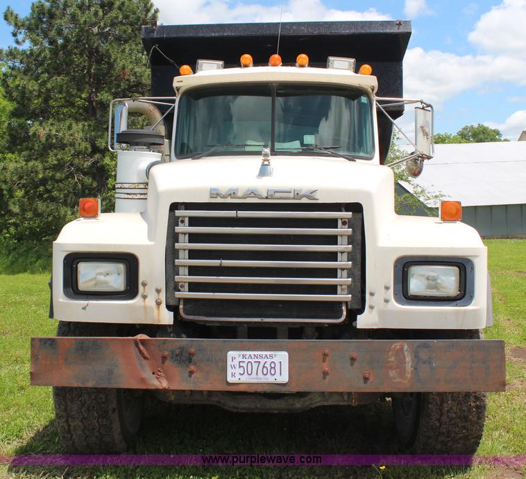 image for item K6976 1997 Mack RD690S dump truck