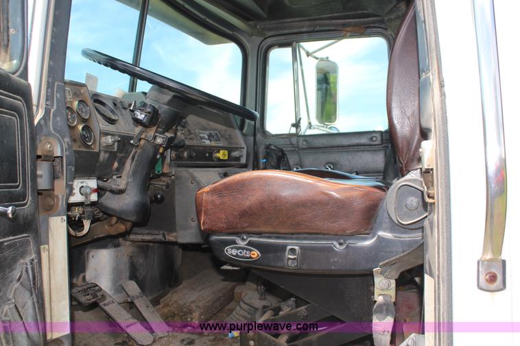 image for item K6976 1997 Mack RD690S dump truck