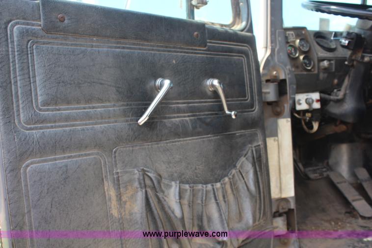 image for item K6976 1997 Mack RD690S dump truck