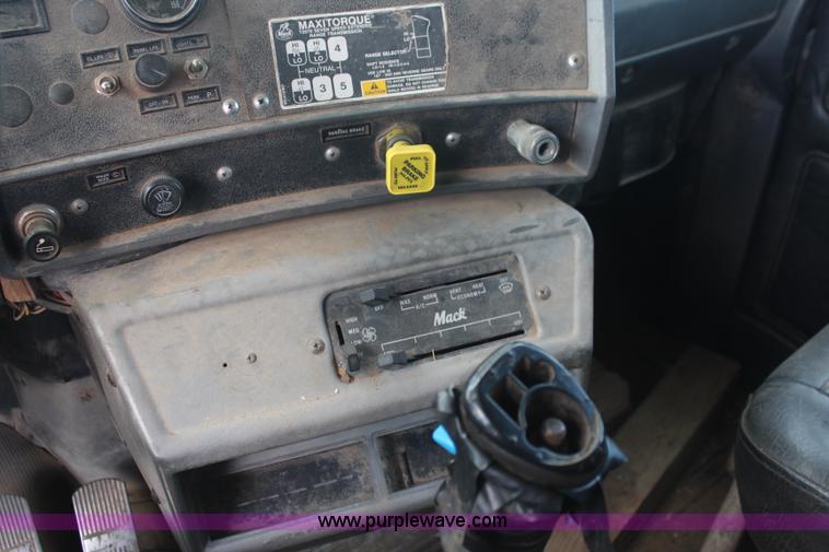 image for item K6976 1997 Mack RD690S dump truck