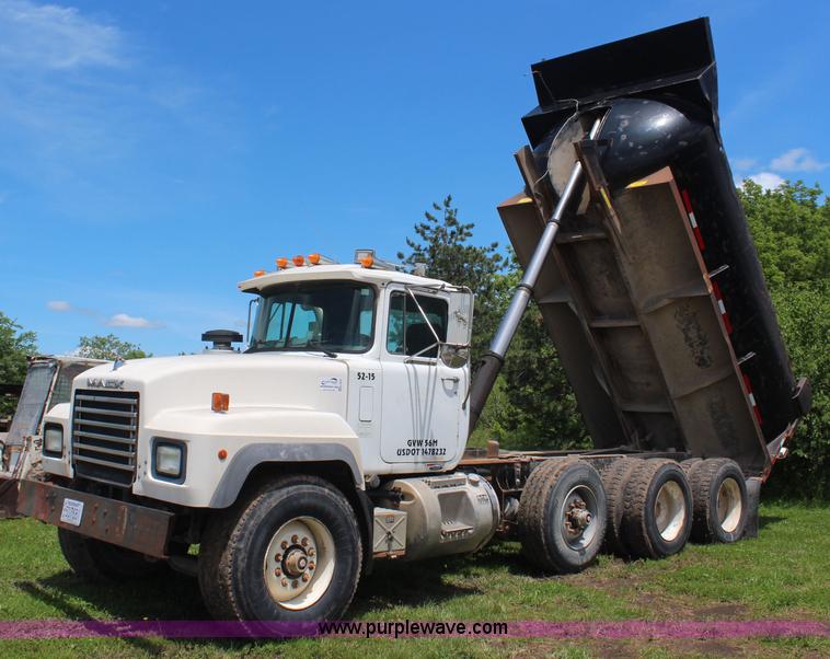 image for item K6976 1997 Mack RD690S dump truck