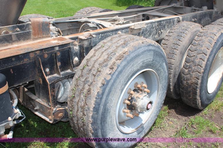 image for item K6976 1997 Mack RD690S dump truck