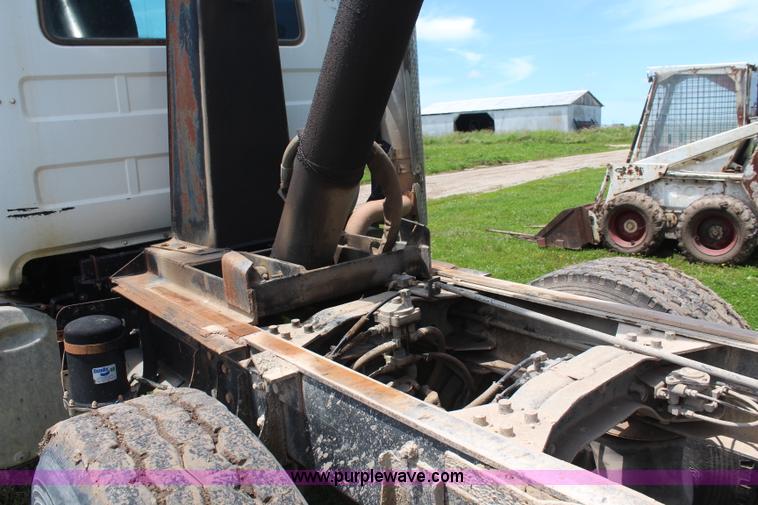 image for item K6976 1997 Mack RD690S dump truck