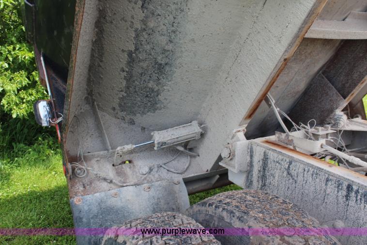 image for item K6976 1997 Mack RD690S dump truck