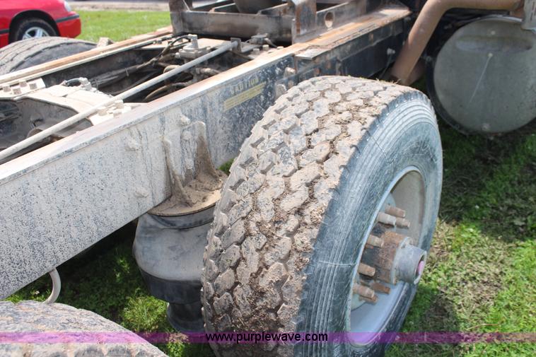 image for item K6976 1997 Mack RD690S dump truck